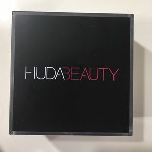 Huda beauty baking powder “banana bread”